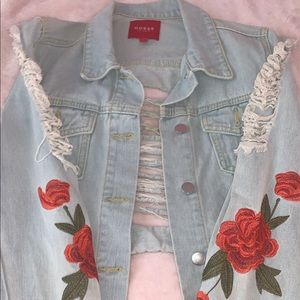 Guess cropped light denim jacket with roses 🌹
